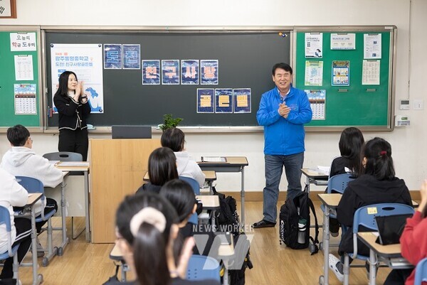 이정선 교육감이 24일 광주동명중학교 1학년 학생 25명과 ‘도전! 친구 사랑 골든벨(이하 골든벨)’ 대회를 함께 하며 장애 공감 문화 확산을 같이했다
