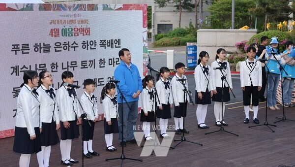 이음데이 행사에서 학생들과 함께 합창을 하고 있는 이정선 교육감