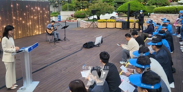 이음데이 행사에서 기타 공연