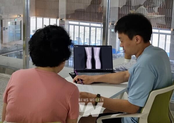 완도군, 해양치유 프로그램 효능 검증 임상 연구 진행(건강 상태 측정 후 상담)완도군, 해양치유 프로그램 효능 검증 임상 연구 진행(무릎에 머드 도포하는 모습)