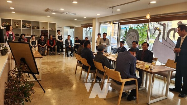 전남 함평군이 학교면 도시재생 예비 사업의 일환으로 조성된 건강드림카페 개업식을 지난 24일 개최했다.