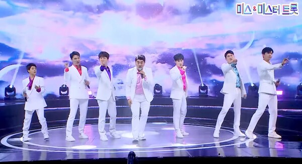 가수 정동원, 장민호, 이찬원, 김호중, 김희재, 영탁, 임영웅(왼쪽부터)의 '천년지기' 무대 중에서 [사진=미스 앤 미스터 트롯]