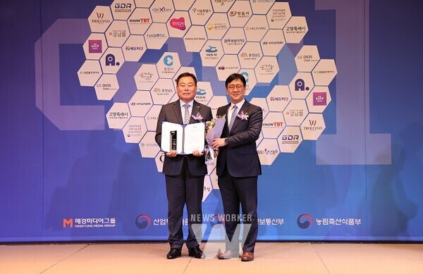 국가대표브랜드 수상식에서 걷기좋은도시 부문 대상을 받은 김산 군수