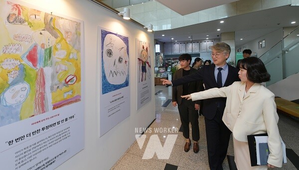 어린이 그림 전시 라운딩