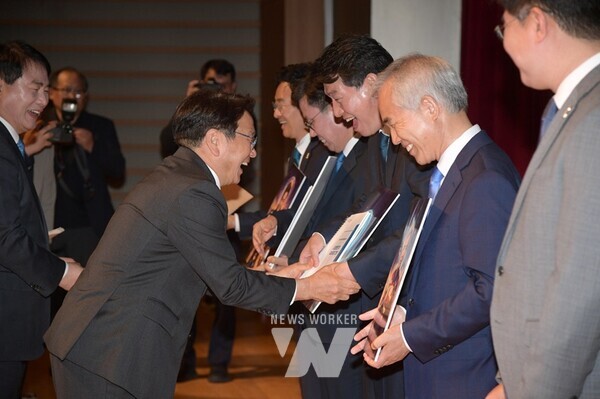 강기정 광주광역시장이 25일 오전 시청 대회의실에서 열린 제22대 국회의원 당선인 초청행사에 참석해 당선인들에게 시정현안자료를 전달한 후 기념촬영을 하고 있다. /광주광역시 제공 강기정 광주광역시장이 25일 오전 시청 대회의실에서 열린 제22대 국회의원 당선인 초청행사에 참석해 당선인들에게 시정현안자료를 전달하고 있다. /광주광역시 제공