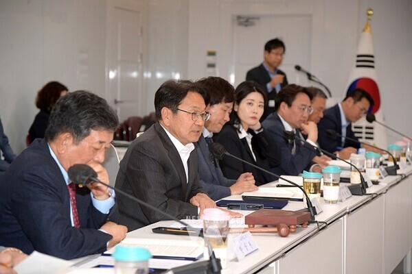 강기정 광주광역시장이 25일 오후 시청 소회의실에서 열린 노사민정협의회에 참석해 회의를 주재하고 있다./광주광역시 제공