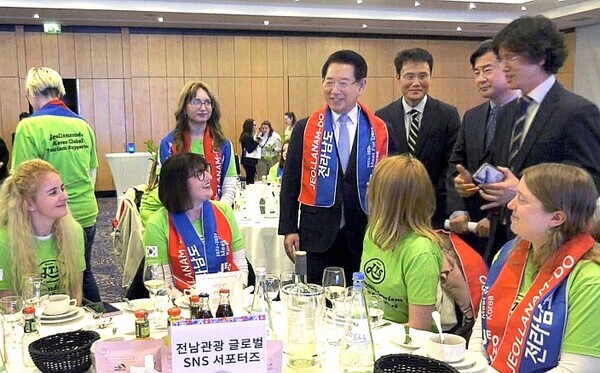 유럽을 순방 중인 김영록 전라남도지사가 25일(현지 시간) 독일 베를린 마리팀호텔에서 현지 여행업계, 인플루언서 및 언론인 등 100여 명이 참석한 가운데 열린 ‘전라남도 유럽 관광설명회’에 참석, 전남 관광 글로벌 SNS 유럽 서포터즈와 이야기를 나누고 있다.