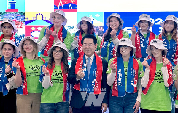 25일(현지 시간) 독일 베를린 마리팀호텔에서 ‘전남 관광 글로벌 SNS 서포터즈 발대식’이 열린 가운데 김영록 전라남도지사가 전남관광 글로벌 SNS 유럽 서포터즈와 기념촬영을 하고 있다.