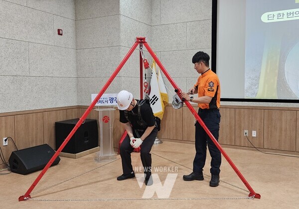 광주광역시(시장 강기정)는 26일 시청 무등홀에서 ‘밀폐공간 질식사고 대응을 위한 긴급구조훈련’을 실시했다.