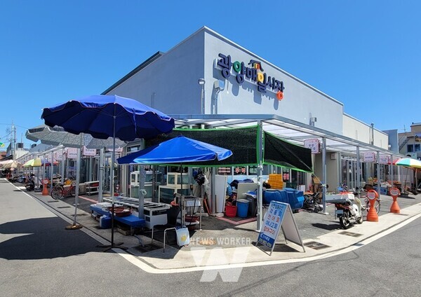 전남 광양시는 옛 광양읍 성터에 자리한 광양매일시장의 시설현대화사업을 마무리하고 오는 5월 3일 개장식을 개최한다