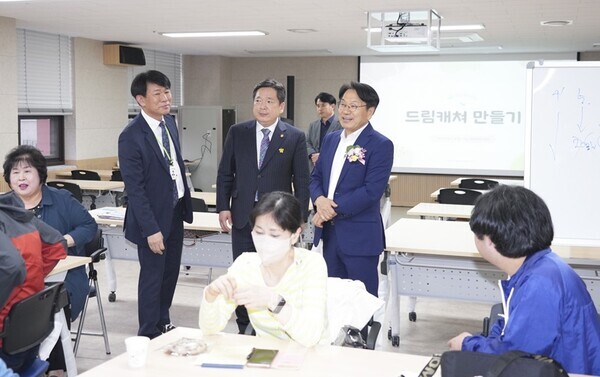 강기정 광주광역시장이 26일 오후 남구 가족사랑나눔·지역자활센터 개관식에 참석해 내빈들과 시설을 둘러보고 있다./광주광역시 제공