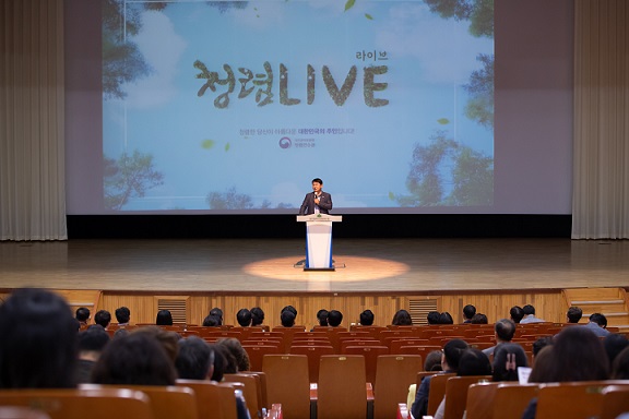 ‘청렴아 놀자! 청렴라이브(Live) 교육’에서 이정선 교육감이 인사말을 하고 있다.