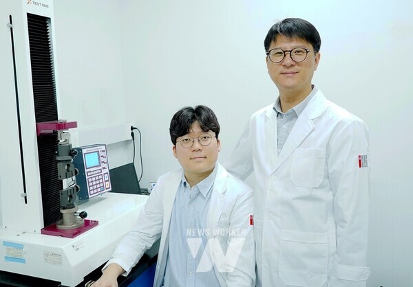 (왼쪽부터) 신소재공학부 김정현 석박통합과정생(제1저자), 이재영 교수