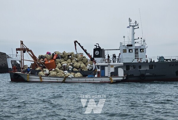 어장 정화선 이용해 해양쓰레기 수거장면