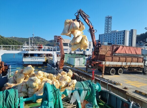 어장 정화선 이용해 해양쓰레기 수거장면