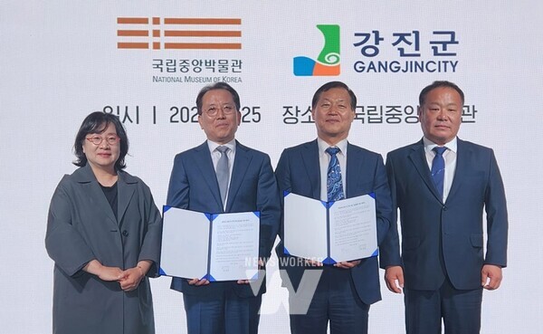 지난 25일 강진군과 국립중앙박물관이 국보순회전 관련 양해각서를 체결했다. 사진왼쪽부터 이애령 국립광주박물관장, 윤성용 국립중앙박물관장, 서순철 강진 부군수, 윤성일 고려청자박물관장.