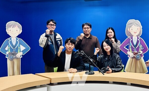 전남교육청 ‘북크북크’2기 운영진(교사)들이 새로운 시작을 알리며 파이팅을 외치고 있다.