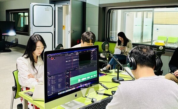 전남교육청 ‘북크북크’2기 운영진(교사)들이 북크북크 첫 방송 녹음을 하고 있다.