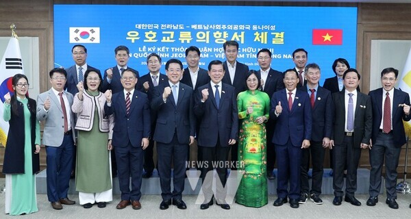 김영록 전라남도지사가 29일 도청 서재필실에서 문화관광·농업·경제통상 등 다양한 분야 교류를 통해 상호 발전적 협력 관계를 구축하기 위해 열린 ‘전남도-베트남 동나이성 우호교류의향서(LOI) 체결식’에서 베트남 동나이성 응우옌 홍 링 당서기, 응우옌 티 호앙 성 인민위원회 부위원장과 우호교류의향서를 체결하고 있다.