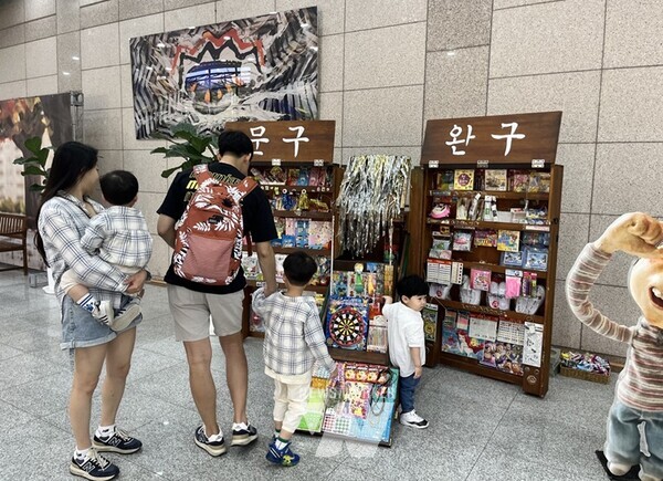지난 27일, 관람객들이 백운아트홀 로비에 조성된 '신비한 문방구' 체험공간을 방문하고 있다.