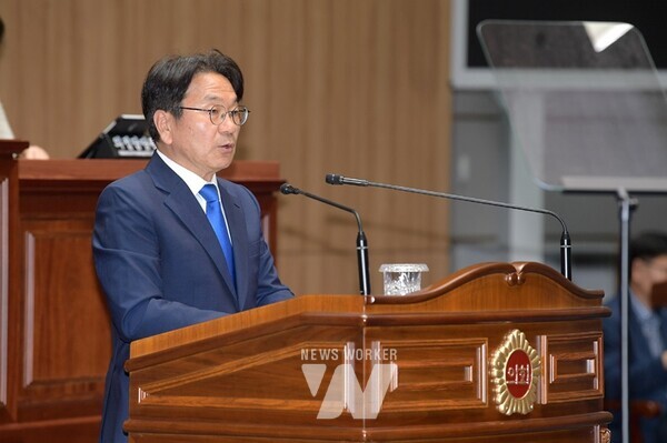 강기정 광주광역시장이 29일 오전 시의회 본회의장에서 열린 제324회 임시회 본회의에 참석해 2024년도 제1회 추가경정예산안 및 기금운용변경계획안에 대한 제안설명을 하고 있다. /광주광역시 제공