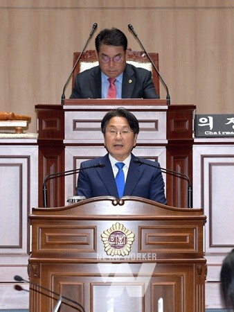 ​강기정 광주광역시장이 29일 오전 시의회 본회의장에서 열린 제324회 임시회 본회의에 참석해 2024년도 제1회 추가경정예산안 및 기금운용변경계획안에 대한 제안설명을 하고 있다. /광주광역시 제공​