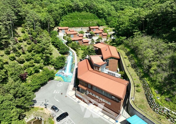 야외녹차족욕체험장에서 족욕을 하고 있는 가족 모습