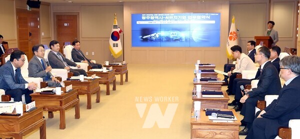 강기정 광주광역시장이 29일 오후 시청 3층 비즈니스룸에서 열린 ‘인공지능 유치기업 업무 협약식’에 참석해 협약서에 서명한 뒤 기념촬영을 하고 있다./ 광주광역시 제공