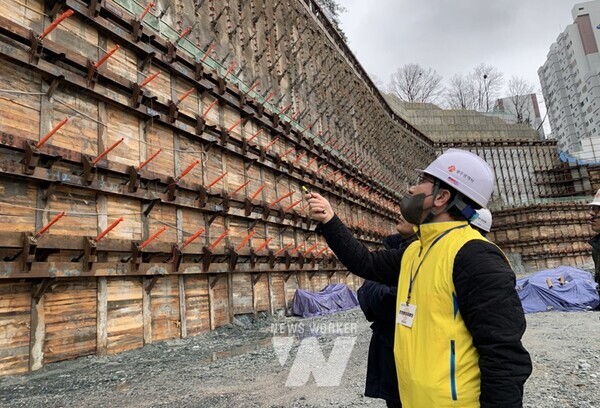 광주광역시(시장 강기정)는 지난 2월15일부터 4월3일까지 자치구, 국토안전관리원, 민간전문가 등 유관기관과 합동으로 건축공사장 등에 대한 해빙기 안전점검을 실시했다