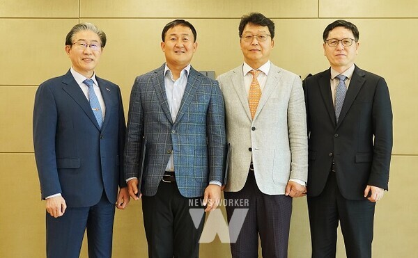 (왼쪽부터) 임기철 총장, 양지회계법인 박효석 대표회계사, 법무법인 일이삼 심재훈 대표변호사, 김상돈 교학부총장