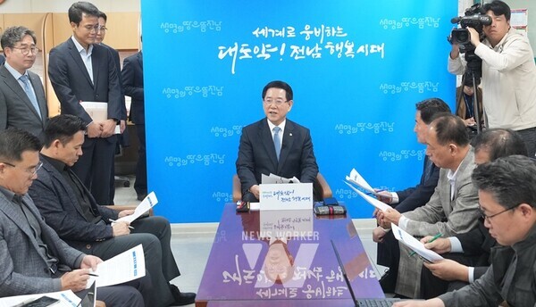 김영록 전라남도지사가 30일 오전 도청 기자실에서 유럽순방 성과 및 도정 현안에 대한 기자간담회를 하고 있다.