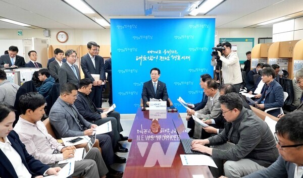 김영록 전라남도지사가 30일 오전 도청 기자실에서 유럽순방 성과 및 도정 현안에 대한 기자간담회를 하고 있다.