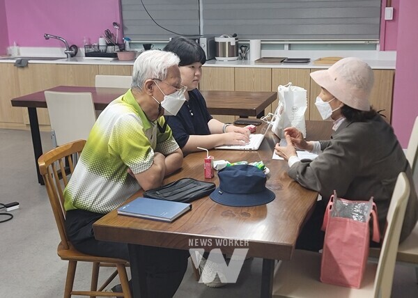 광주시 동구(청장 임택)는 지난 26일 전일빌딩 245에서 생애출판사업 ‘어르신 자서전 쓰기‘ 개강식을 개최했다