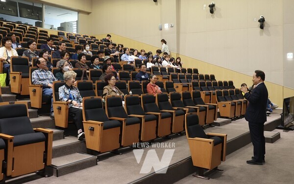 광주시 동구(청장 임택)는 지난 26일 전일빌딩 245에서 생애출판사업 ‘어르신 자서전 쓰기‘ 개강식을 개최했다