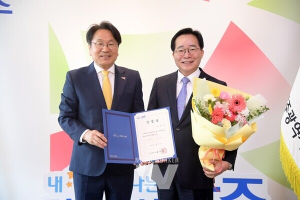 강기정 광주광역시장이 30일 오전 시청 접견실에서 노희용 광주문화재단 대표이사에게 임용장을 수여한 후 기념촬영을 하고 있다. /광주광역시 제공