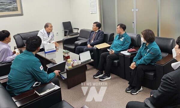 안상현 나주부시장을 비롯한 보건소 직원들이 빛가람종합병원장과 만나 지역응급의료기관 지정을 위한 대화를 나누고 있다. (사진제공-나주시)
