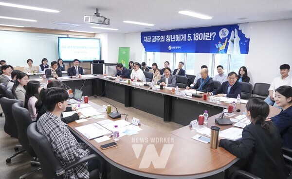 강기정 광주광역시장이 지난 29일 오후 북구 전남대 용봉관 5·18연구소에서 열린 월요대화에 참석해 ‘지금 광주의 청년에게 5.18이란?’을 주제로 대화를 나누고 있다./광주광역시 제공강기정 광주광역시장이 지난 29일 오후 북구 전남대 용봉관 5·18연구소에서 열린 월요대화에 참석해 ‘지금 광주의 청년에게 5.18이란?’을 주제로 대화를 나눈 뒤 기념촬영을 하고 있다./광주광역시 제공