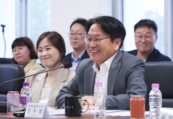 강기정 광주광역시장이 지난 29일 오후 북구 전남대 용봉관 5·18연구소에서 열린 월요대화에 참석해 ‘지금 광주의 청년에게 5.18이란?’을 주제로 대화를 나누고 있다./광주광역시 제공강기정 광주광역시장이 지난 29일 오후 북구 전남대 용봉관 5·18연구소에서 열린 월요대화에 참석해 ‘지금 광주의 청년에게 5.18이란?’을 주제로 대화를 나눈 뒤 기념촬영을 하고 있다./광주광역시 제공