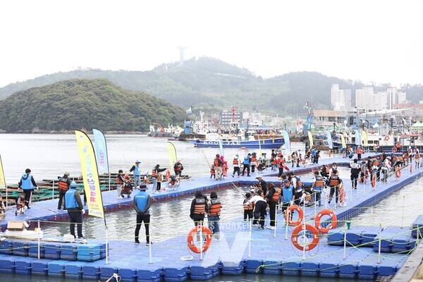 지난해 완도 장보고 수산물 축제 때 진행된 전통 대나무 바다낚시 체험