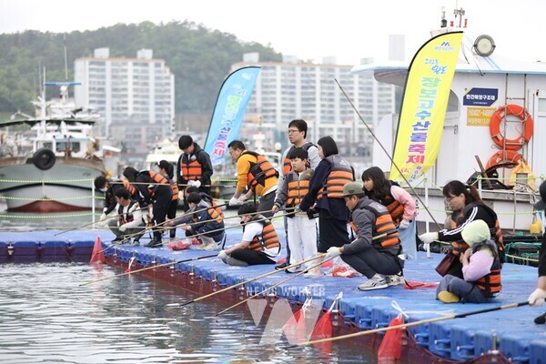 지난해 완도 장보고 수산물 축제 때 진행된 전통 대나무 바다낚시 체험