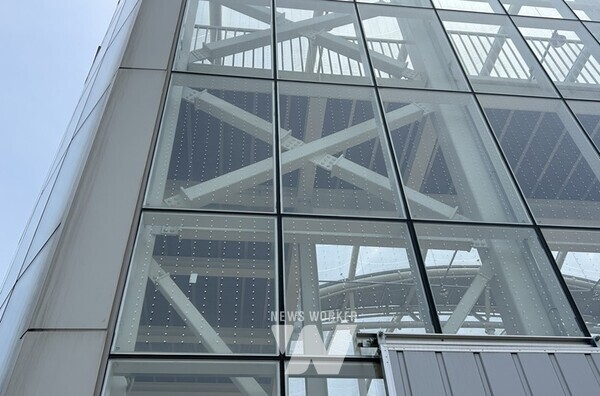 조류충돌 스티커 부착(광주시립수목원)