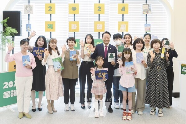 광주시 동구(청장 임택)는 지난달 30일 ‘책 읽는 동구-구민 함께 독서’의 시작을 알리는 ‘2024년 올해의 책’ 선포식을 구립도서관 책정원에서 개최했다