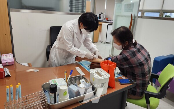 보성군, ‘2024년 모바일 헬스케어 사업’ 참여자 모집_보성군 보건소에서 혈당, 중성지방 등 혈액검사를 진행 한다.