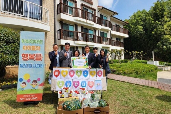 (왼쪽부터) 전력거래소 채영진 기획처장, 곽지섭 우리노조위원장, 기세순 이화영아원 원장, 정동희 이사장, 정태환 사원, 노희정 과장