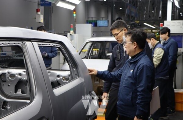 윤몽현 광주글로벌모터스 대표이사가 생산 현장을 들러보고 있다.