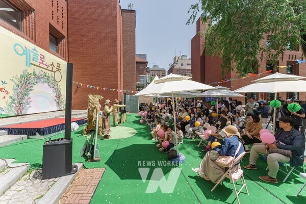 4월 27일(토) 서울 종로구 대학로 아르코예술극장 앞마당에서 열린 '예술로 소퐁–봄' 행사