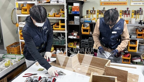 HDC 심포니 희망드림빌더 1기 교육생들이 현장 실습을 하고 있다.