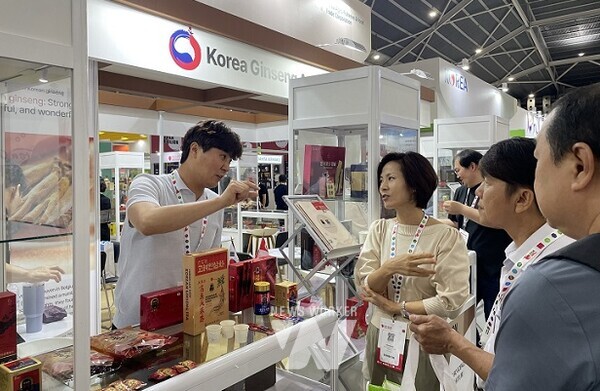 싱가포르 FHA 박람회 한국관 현장 수출 상담