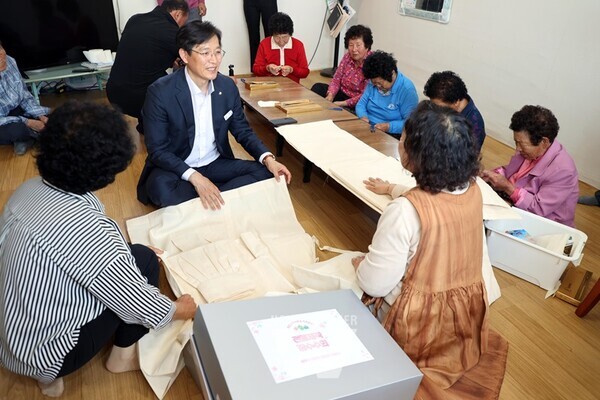 우승희 영암군수가 지난 3일 민선8기 영암군의 ‘생산적 복지’ 현장인 경로당 공동작업장 중 하나인 미암면 선황2구경로당을 방문해 마을 어르신들과 이야기를 나눴다.