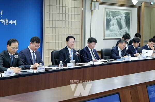 김영록 전라남도지사가 7일 오전 도청 서재필실에서 실국장 정책회의를 주재하고 있다.